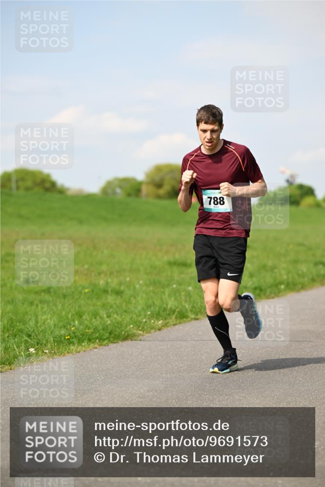 10.05.2026 - 8. Wedeler Halbmarathon Dr. Thomas Lammeyer http://msf.ph/oto/9691573 10.05.2026 11:13:26 Laufen 788 meine-sportfotos.de