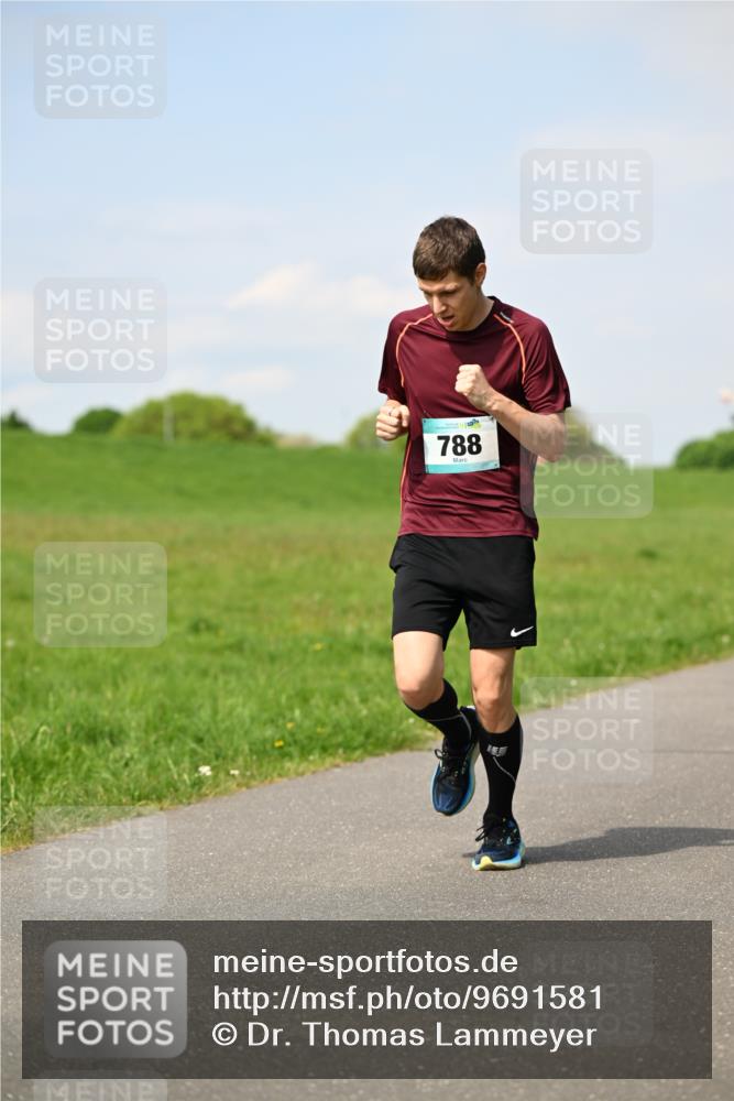 10.05.2026 - 8. Wedeler Halbmarathon Dr. Thomas Lammeyer http://msf.ph/oto/9691581 10.05.2026 11:13:26 Laufen 788 meine-sportfotos.de