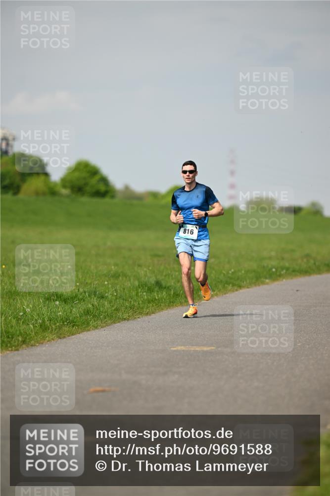10.05.2026 - 8. Wedeler Halbmarathon Dr. Thomas Lammeyer http://msf.ph/oto/9691588 10.05.2026 11:13:48 Laufen 816 meine-sportfotos.de