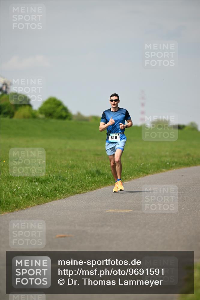10.05.2026 - 8. Wedeler Halbmarathon Dr. Thomas Lammeyer http://msf.ph/oto/9691591 10.05.2026 11:13:49 Laufen 816 meine-sportfotos.de