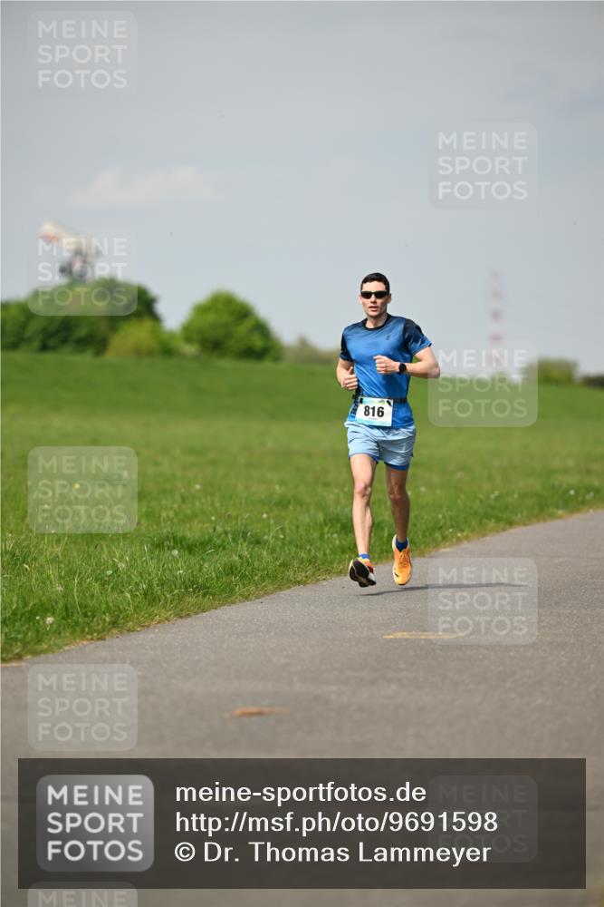 10.05.2026 - 8. Wedeler Halbmarathon Dr. Thomas Lammeyer http://msf.ph/oto/9691598 10.05.2026 11:13:49 Laufen 816 meine-sportfotos.de
