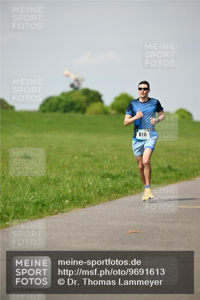 10.05.2026 - 8. Wedeler Halbmarathon Dr. Thomas Lammeyer http://msf.ph/oto/9691613 10.05.2026 11:13:50 Laufen 816 meine-sportfotos.de