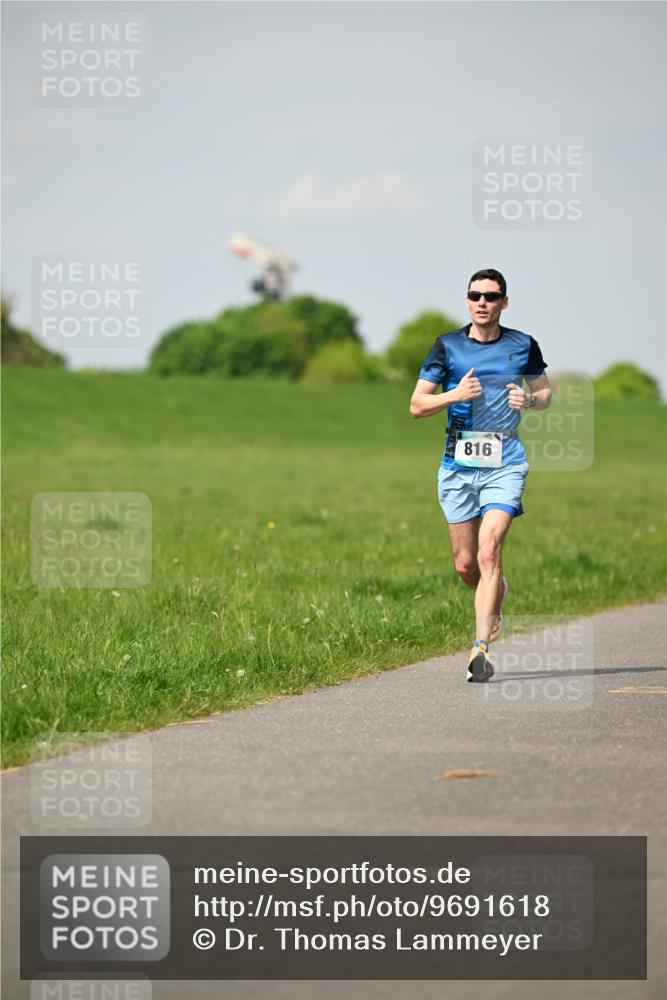 10.05.2026 - 8. Wedeler Halbmarathon Dr. Thomas Lammeyer http://msf.ph/oto/9691618 10.05.2026 11:13:50 Laufen 816 meine-sportfotos.de