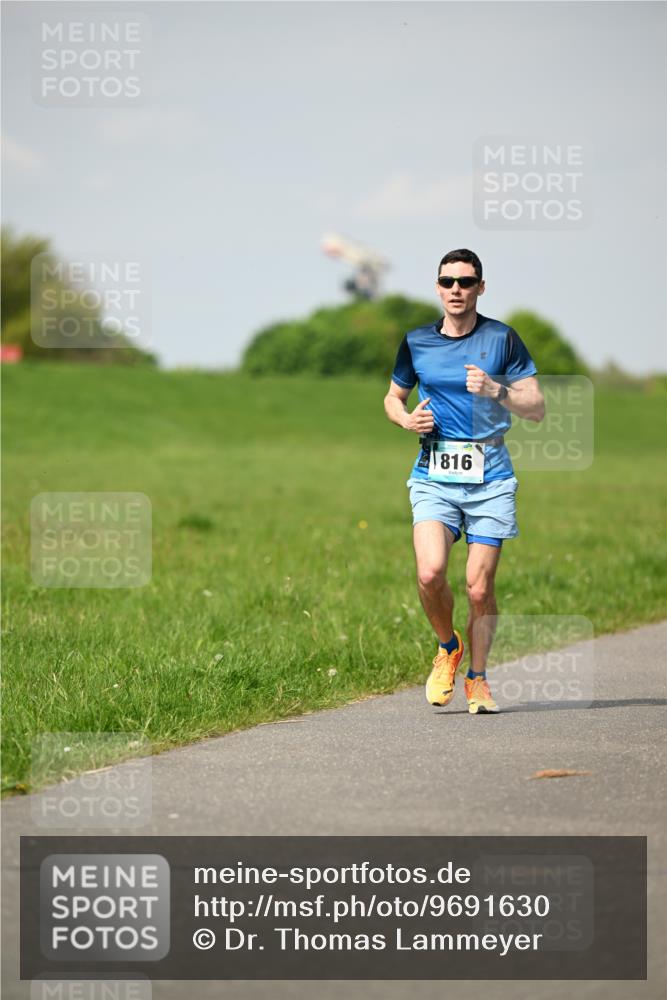10.05.2026 - 8. Wedeler Halbmarathon Dr. Thomas Lammeyer http://msf.ph/oto/9691630 10.05.2026 11:13:51 Laufen 816 meine-sportfotos.de