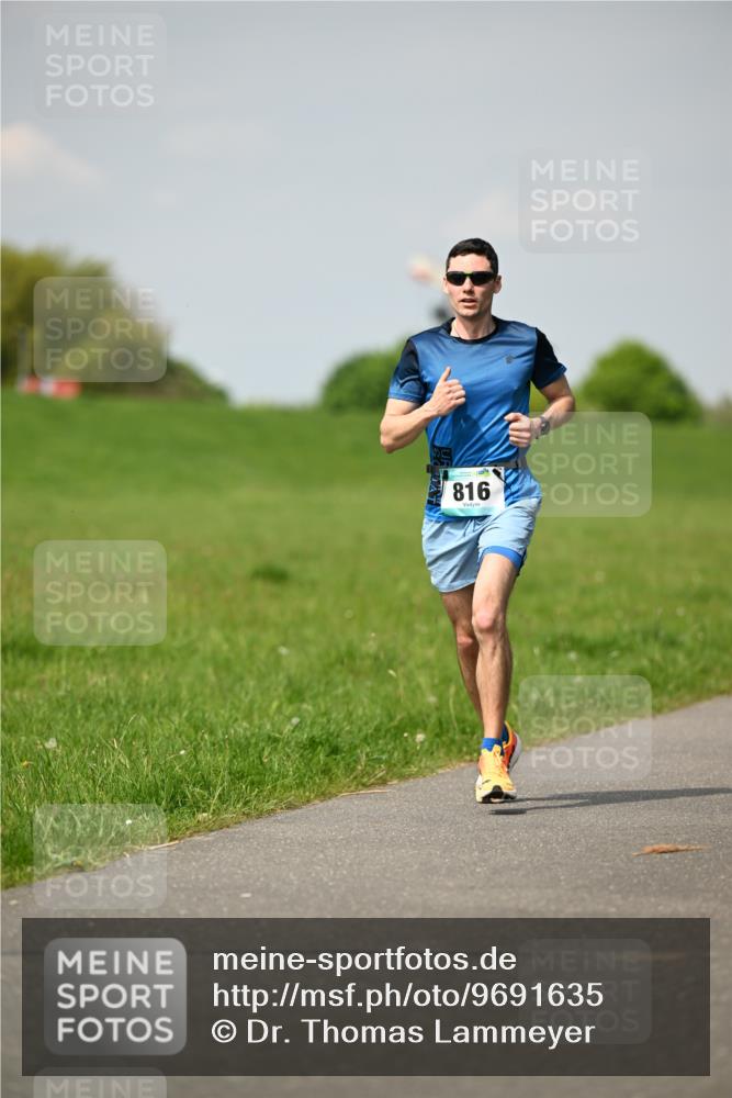 10.05.2026 - 8. Wedeler Halbmarathon Dr. Thomas Lammeyer http://msf.ph/oto/9691635 10.05.2026 11:13:51 Laufen 816 meine-sportfotos.de