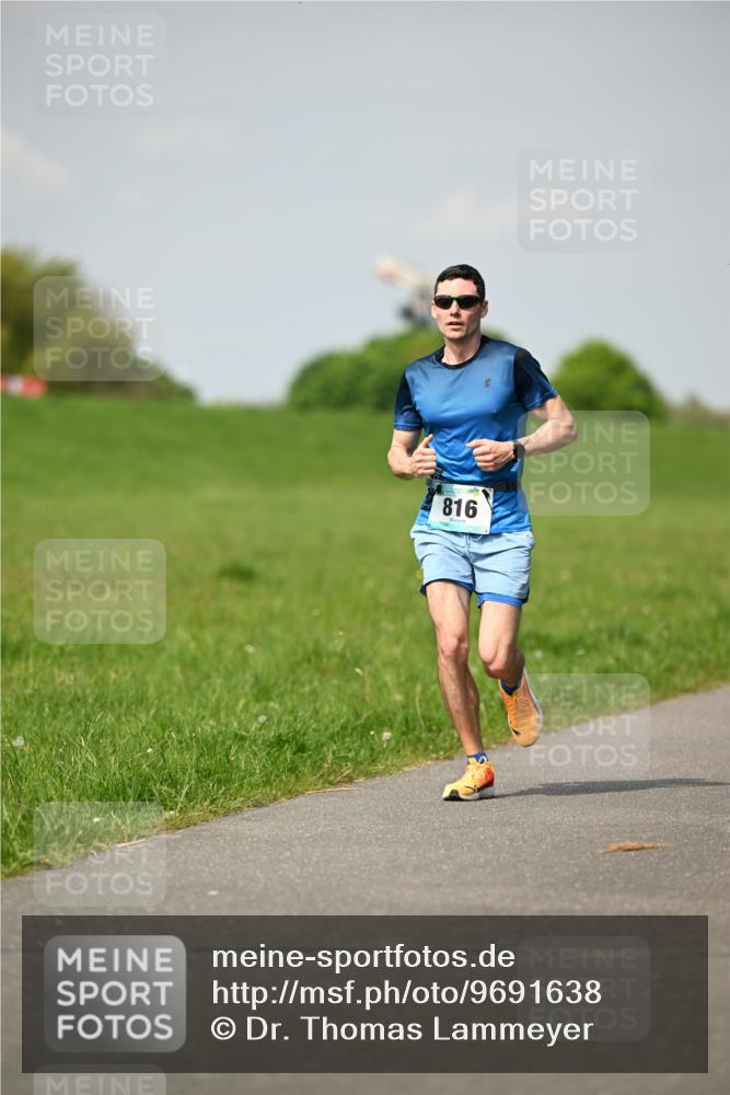 10.05.2026 - 8. Wedeler Halbmarathon Dr. Thomas Lammeyer http://msf.ph/oto/9691638 10.05.2026 11:13:51 Laufen 816 meine-sportfotos.de