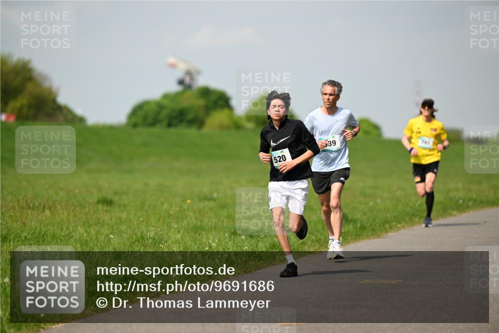 10.05.2026 - 8. Wedeler Halbmarathon Dr. Thomas Lammeyer http://msf.ph/oto/9691686 10.05.2026 11:14:06 Laufen 520 meine-sportfotos.de