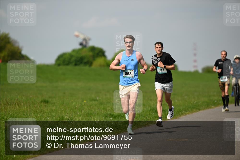 10.05.2026 - 8. Wedeler Halbmarathon Dr. Thomas Lammeyer http://msf.ph/oto/9691755 10.05.2026 11:14:15 Laufen 863, 837 meine-sportfotos.de