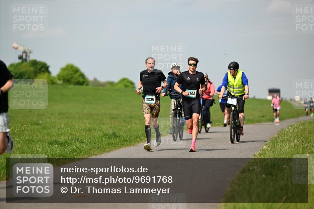 10.05.2026 - 8. Wedeler Halbmarathon Dr. Thomas Lammeyer http://msf.ph/oto/9691768 10.05.2026 11:14:17 Laufen 2236, 2198 meine-sportfotos.de