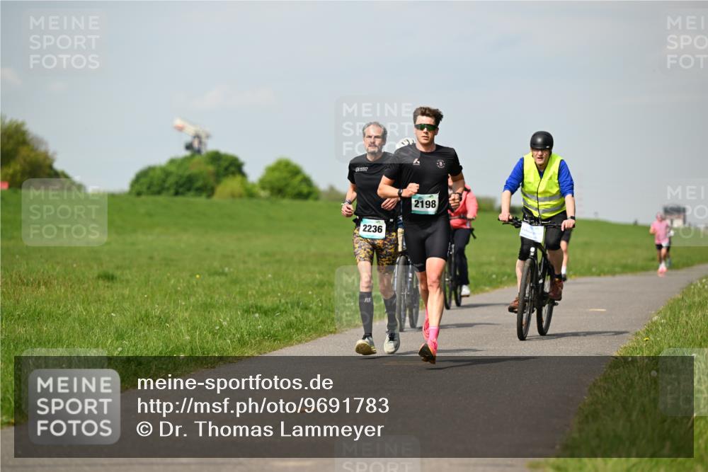 10.05.2026 - 8. Wedeler Halbmarathon Dr. Thomas Lammeyer http://msf.ph/oto/9691783 10.05.2026 11:14:19 Laufen 2236, 2198 meine-sportfotos.de