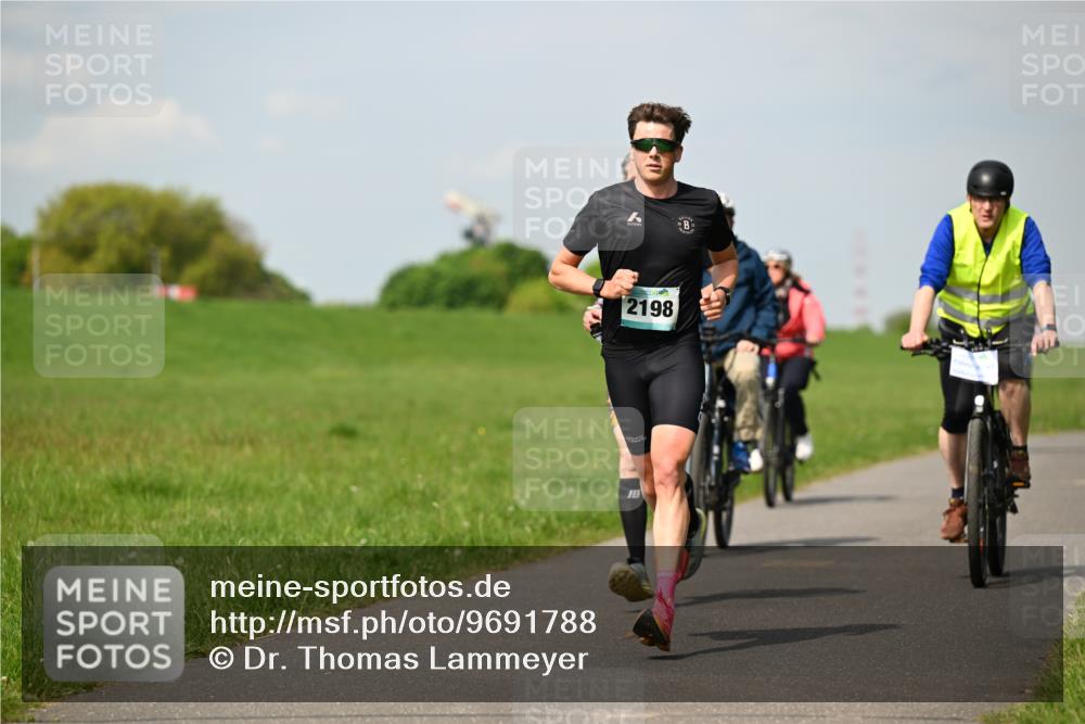 10.05.2026 - 8. Wedeler Halbmarathon Dr. Thomas Lammeyer http://msf.ph/oto/9691788 10.05.2026 11:14:21 Laufen 2198 meine-sportfotos.de