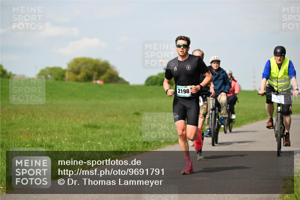 10.05.2026 - 8. Wedeler Halbmarathon Dr. Thomas Lammeyer http://msf.ph/oto/9691791 10.05.2026 11:14:21 Laufen 2198 meine-sportfotos.de