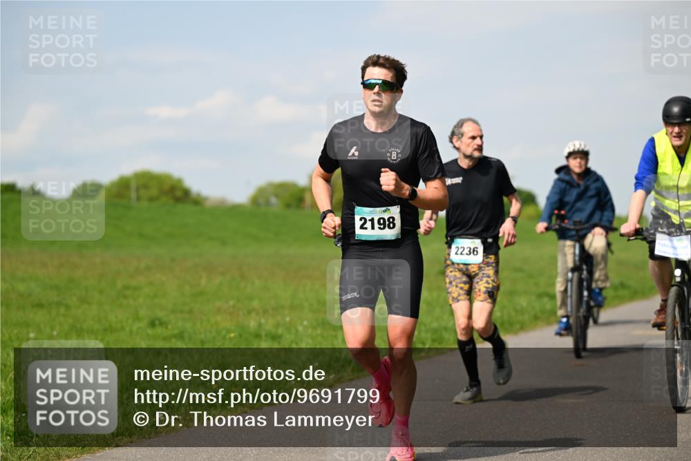 10.05.2026 - 8. Wedeler Halbmarathon Dr. Thomas Lammeyer http://msf.ph/oto/9691799 10.05.2026 11:14:22 Laufen 2198, 2236 meine-sportfotos.de
