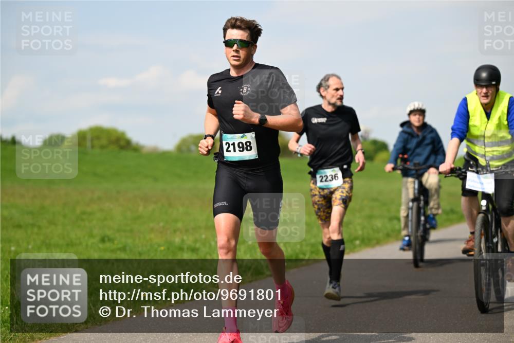 10.05.2026 - 8. Wedeler Halbmarathon Dr. Thomas Lammeyer http://msf.ph/oto/9691801 10.05.2026 11:14:22 Laufen 2198, 2236 meine-sportfotos.de