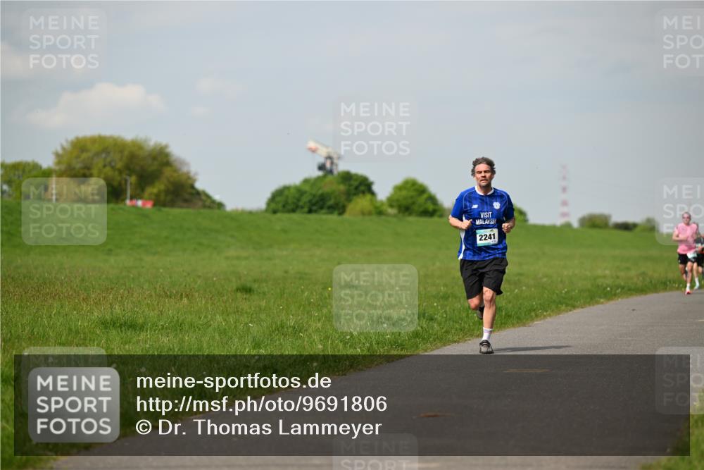 10.05.2026 - 8. Wedeler Halbmarathon Dr. Thomas Lammeyer http://msf.ph/oto/9691806 10.05.2026 11:14:26 Laufen 2241 meine-sportfotos.de