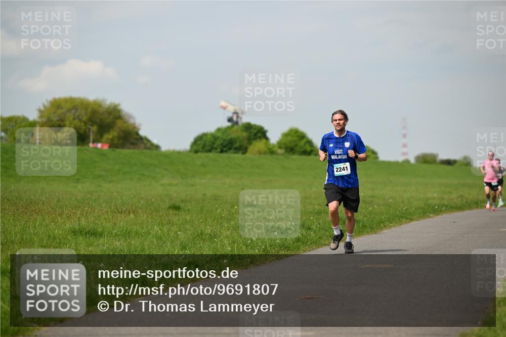 10.05.2026 - 8. Wedeler Halbmarathon Dr. Thomas Lammeyer http://msf.ph/oto/9691807 10.05.2026 11:14:26 Laufen 2241 meine-sportfotos.de