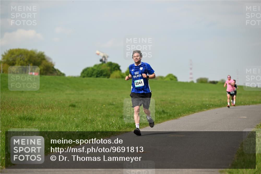 10.05.2026 - 8. Wedeler Halbmarathon Dr. Thomas Lammeyer http://msf.ph/oto/9691813 10.05.2026 11:14:27 Laufen 2241 meine-sportfotos.de