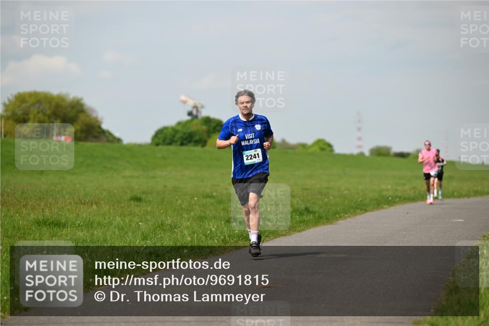 10.05.2026 - 8. Wedeler Halbmarathon Dr. Thomas Lammeyer http://msf.ph/oto/9691815 10.05.2026 11:14:27 Laufen 2241 meine-sportfotos.de