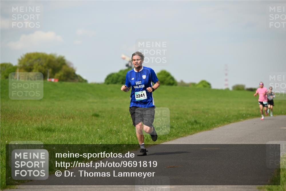 10.05.2026 - 8. Wedeler Halbmarathon Dr. Thomas Lammeyer http://msf.ph/oto/9691819 10.05.2026 11:14:28 Laufen 2241 meine-sportfotos.de