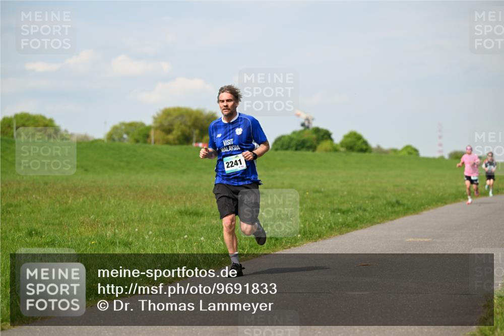 10.05.2026 - 8. Wedeler Halbmarathon Dr. Thomas Lammeyer http://msf.ph/oto/9691833 10.05.2026 11:14:29 Laufen 2241 meine-sportfotos.de