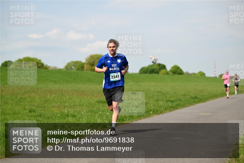 10.05.2026 - 8. Wedeler Halbmarathon Dr. Thomas Lammeyer http://msf.ph/oto/9691838 10.05.2026 11:14:29 Laufen 2241 meine-sportfotos.de