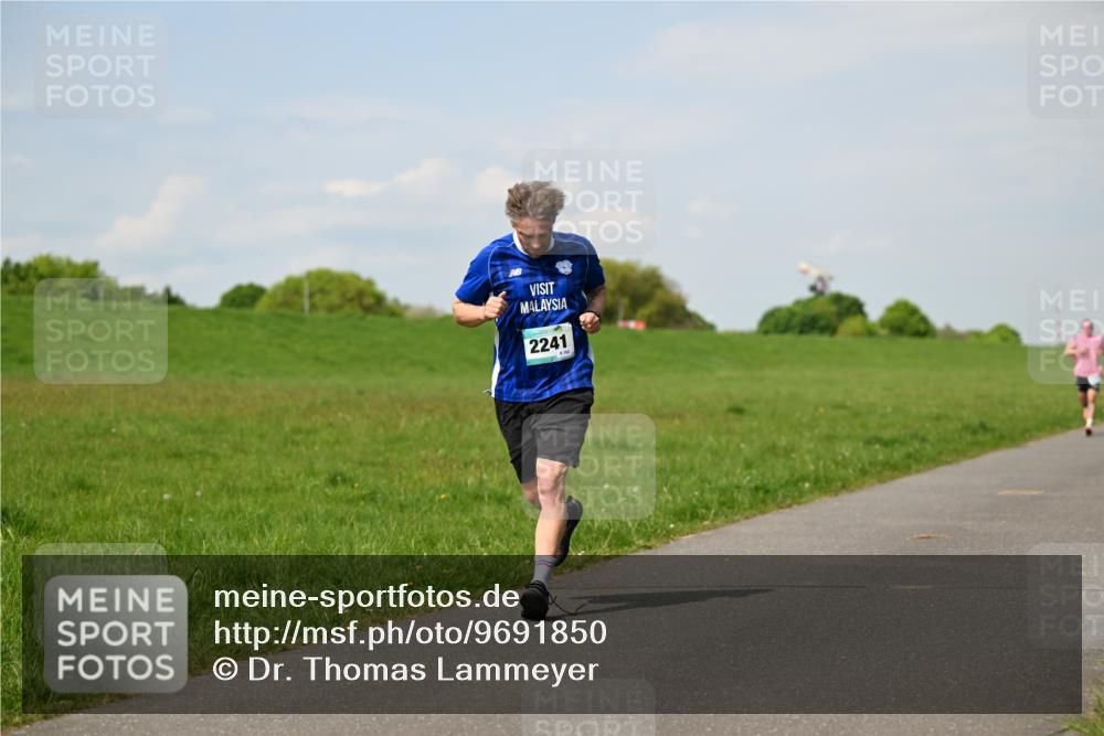 10.05.2026 - 8. Wedeler Halbmarathon Dr. Thomas Lammeyer http://msf.ph/oto/9691850 10.05.2026 11:14:30 Laufen 2241 meine-sportfotos.de