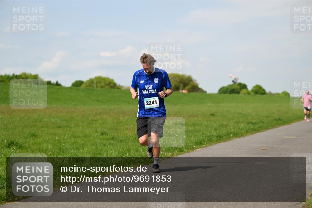 10.05.2026 - 8. Wedeler Halbmarathon Dr. Thomas Lammeyer http://msf.ph/oto/9691853 10.05.2026 11:14:30 Laufen 2241 meine-sportfotos.de