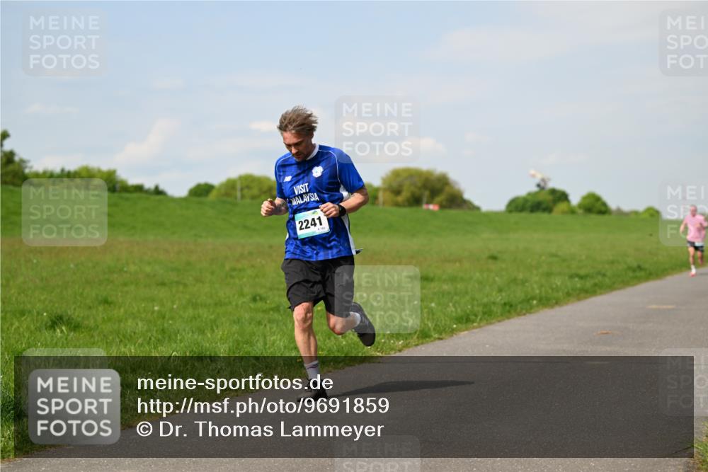 10.05.2026 - 8. Wedeler Halbmarathon Dr. Thomas Lammeyer http://msf.ph/oto/9691859 10.05.2026 11:14:31 Laufen 2241 meine-sportfotos.de