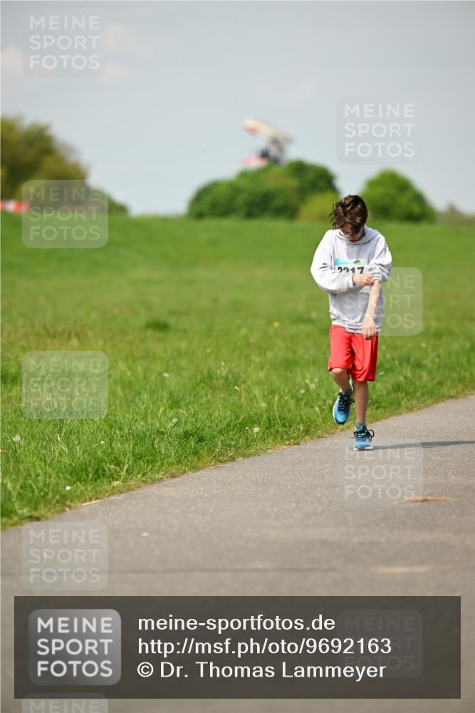 10.05.2026 - 8. Wedeler Halbmarathon Dr. Thomas Lammeyer http://msf.ph/oto/9692163 10.05.2026 11:15:11 Laufen 2217 meine-sportfotos.de