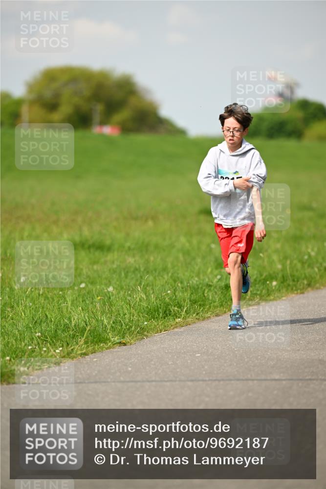 10.05.2026 - 8. Wedeler Halbmarathon Dr. Thomas Lammeyer http://msf.ph/oto/9692187 10.05.2026 11:15:12 Laufen 3311 meine-sportfotos.de