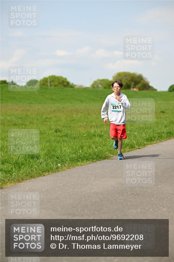 10.05.2026 - 8. Wedeler Halbmarathon Dr. Thomas Lammeyer http://msf.ph/oto/9692208 10.05.2026 11:15:13 Laufen 2217 meine-sportfotos.de