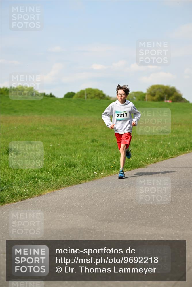 10.05.2026 - 8. Wedeler Halbmarathon Dr. Thomas Lammeyer http://msf.ph/oto/9692218 10.05.2026 11:15:14 Laufen 2217 meine-sportfotos.de