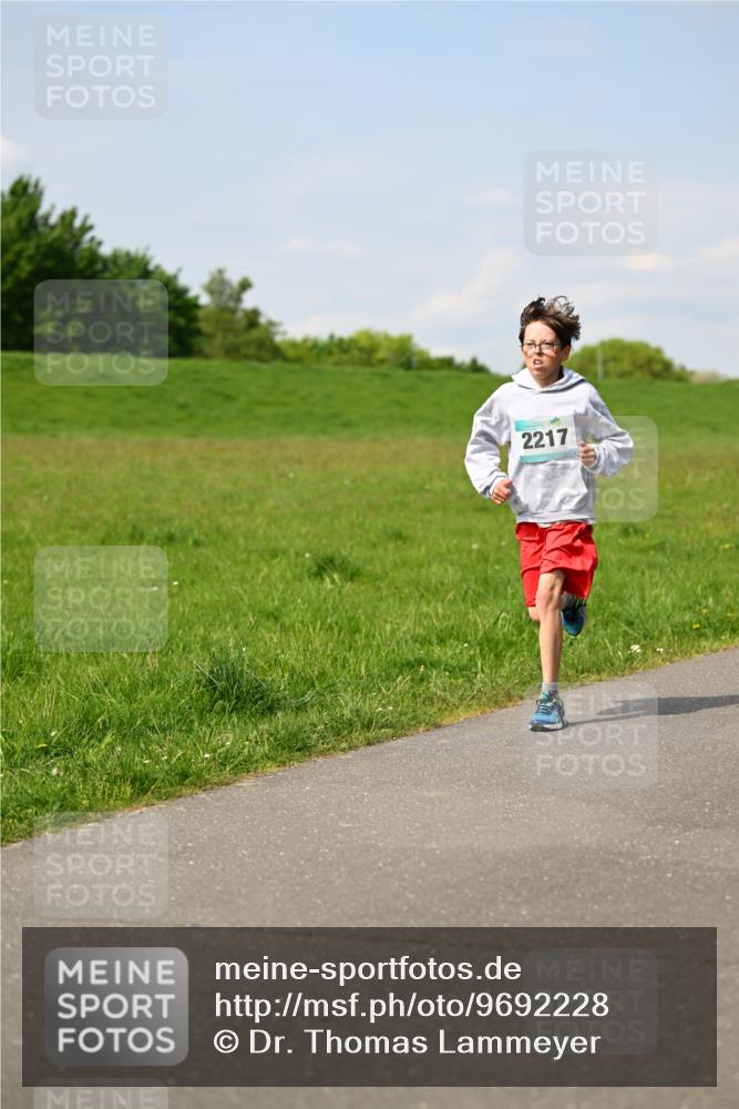 10.05.2026 - 8. Wedeler Halbmarathon Dr. Thomas Lammeyer http://msf.ph/oto/9692228 10.05.2026 11:15:14 Laufen 2217 meine-sportfotos.de