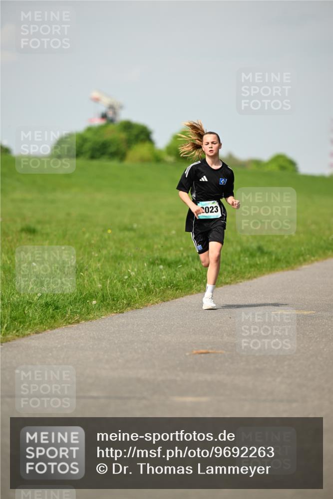10.05.2026 - 8. Wedeler Halbmarathon Dr. Thomas Lammeyer http://msf.ph/oto/9692263 10.05.2026 11:15:27 Laufen 2023 meine-sportfotos.de