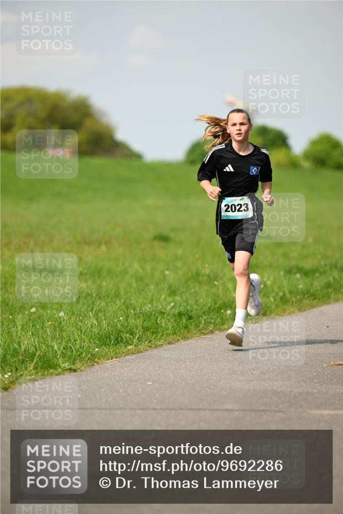 10.05.2026 - 8. Wedeler Halbmarathon Dr. Thomas Lammeyer http://msf.ph/oto/9692286 10.05.2026 11:15:28 Laufen 2023 meine-sportfotos.de