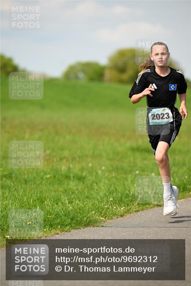 10.05.2026 - 8. Wedeler Halbmarathon Dr. Thomas Lammeyer http://msf.ph/oto/9692312 10.05.2026 11:15:30 Laufen 2023 meine-sportfotos.de