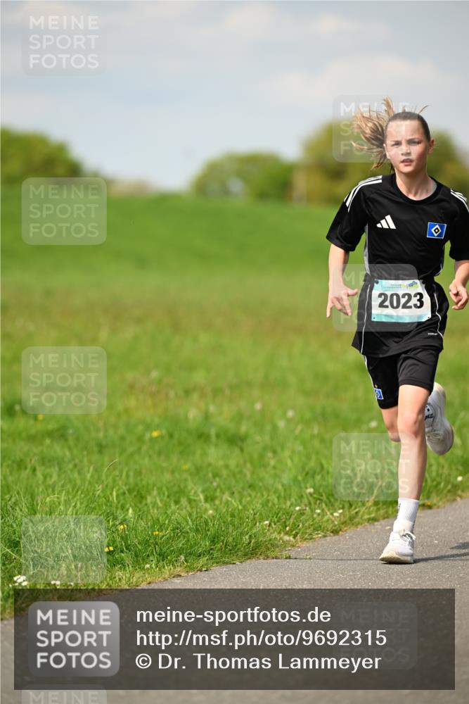 10.05.2026 - 8. Wedeler Halbmarathon Dr. Thomas Lammeyer http://msf.ph/oto/9692315 10.05.2026 11:15:30 Laufen 2023 meine-sportfotos.de
