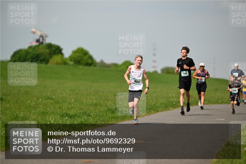 10.05.2026 - 8. Wedeler Halbmarathon Dr. Thomas Lammeyer http://msf.ph/oto/9692329 10.05.2026 11:15:42 Laufen 803, 786, 896 meine-sportfotos.de