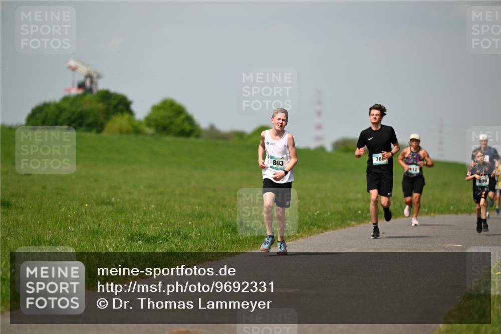 10.05.2026 - 8. Wedeler Halbmarathon Dr. Thomas Lammeyer http://msf.ph/oto/9692331 10.05.2026 11:15:42 Laufen 786, 803, 896 meine-sportfotos.de