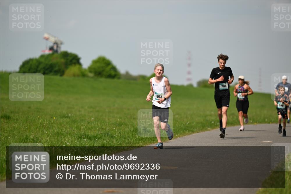 10.05.2026 - 8. Wedeler Halbmarathon Dr. Thomas Lammeyer http://msf.ph/oto/9692336 10.05.2026 11:15:42 Laufen 803, 786, 896 meine-sportfotos.de