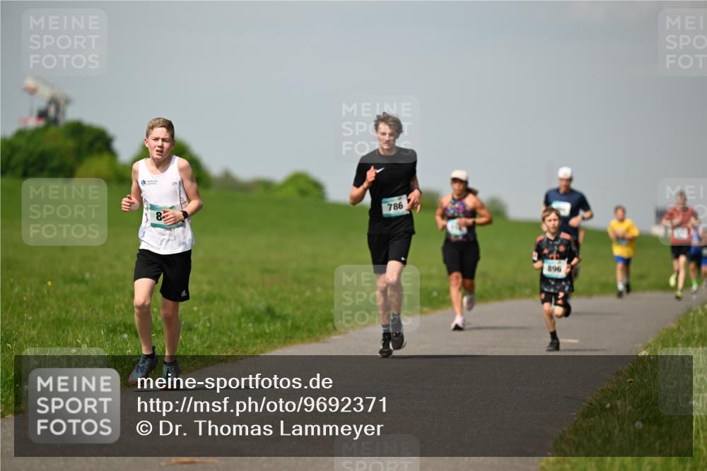 10.05.2026 - 8. Wedeler Halbmarathon Dr. Thomas Lammeyer http://msf.ph/oto/9692371 10.05.2026 11:15:44 Laufen 786, 896 meine-sportfotos.de