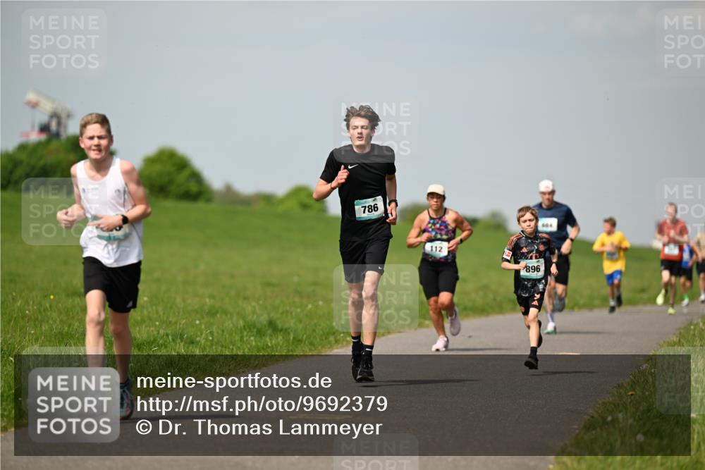 10.05.2026 - 8. Wedeler Halbmarathon Dr. Thomas Lammeyer http://msf.ph/oto/9692379 10.05.2026 11:15:45 Laufen 786, 112, 896 meine-sportfotos.de