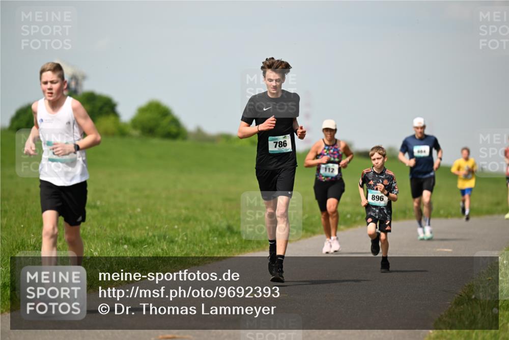 10.05.2026 - 8. Wedeler Halbmarathon Dr. Thomas Lammeyer http://msf.ph/oto/9692393 10.05.2026 11:15:46 Laufen 786, 112, 896 meine-sportfotos.de