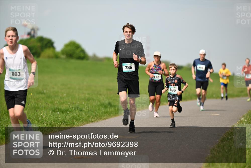 10.05.2026 - 8. Wedeler Halbmarathon Dr. Thomas Lammeyer http://msf.ph/oto/9692398 10.05.2026 11:15:46 Laufen 803, 786, 896 meine-sportfotos.de