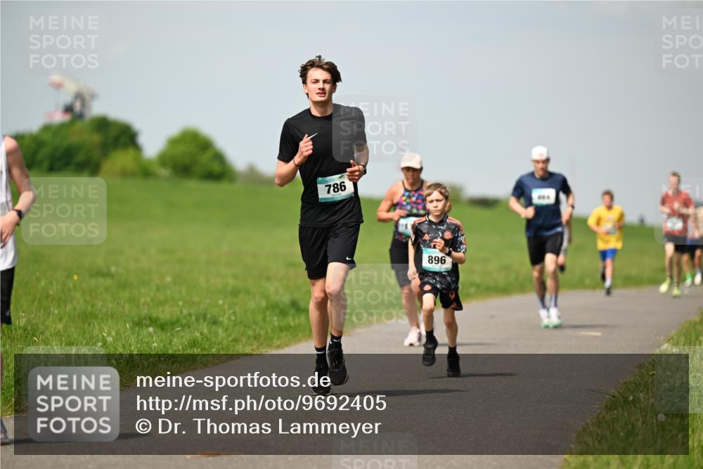10.05.2026 - 8. Wedeler Halbmarathon Dr. Thomas Lammeyer http://msf.ph/oto/9692405 10.05.2026 11:15:46 Laufen 786, 896 meine-sportfotos.de