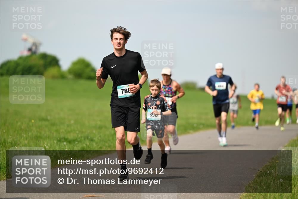 10.05.2026 - 8. Wedeler Halbmarathon Dr. Thomas Lammeyer http://msf.ph/oto/9692412 10.05.2026 11:15:47 Laufen 786, 890 meine-sportfotos.de