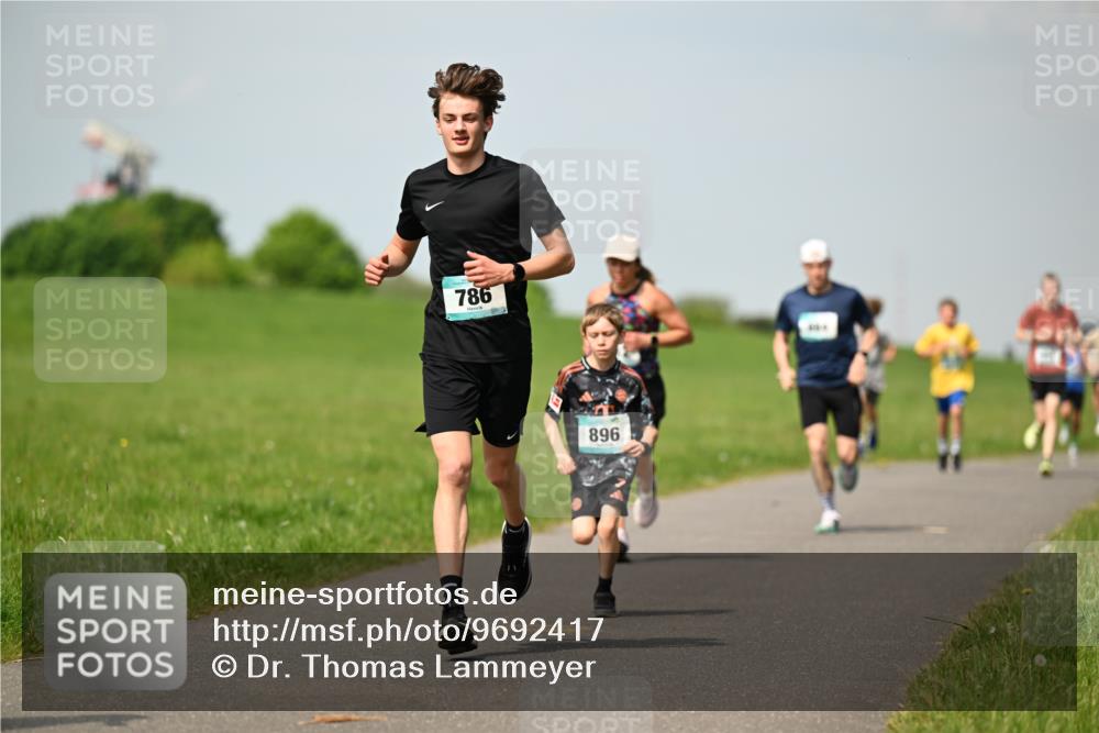 10.05.2026 - 8. Wedeler Halbmarathon Dr. Thomas Lammeyer http://msf.ph/oto/9692417 10.05.2026 11:15:47 Laufen 786, 896 meine-sportfotos.de