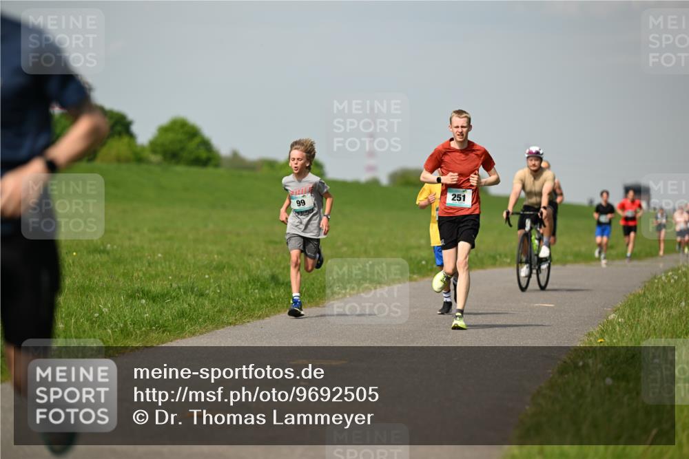 10.05.2026 - 8. Wedeler Halbmarathon Dr. Thomas Lammeyer http://msf.ph/oto/9692505 10.05.2026 11:15:53 Laufen 251 meine-sportfotos.de