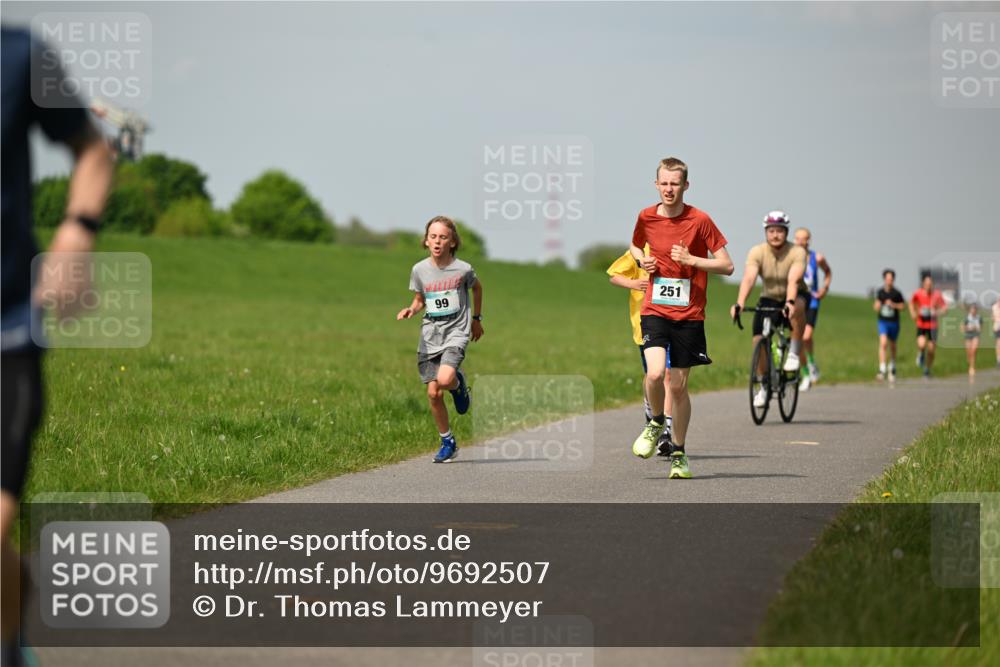 10.05.2026 - 8. Wedeler Halbmarathon Dr. Thomas Lammeyer http://msf.ph/oto/9692507 10.05.2026 11:15:54 Laufen 251 meine-sportfotos.de