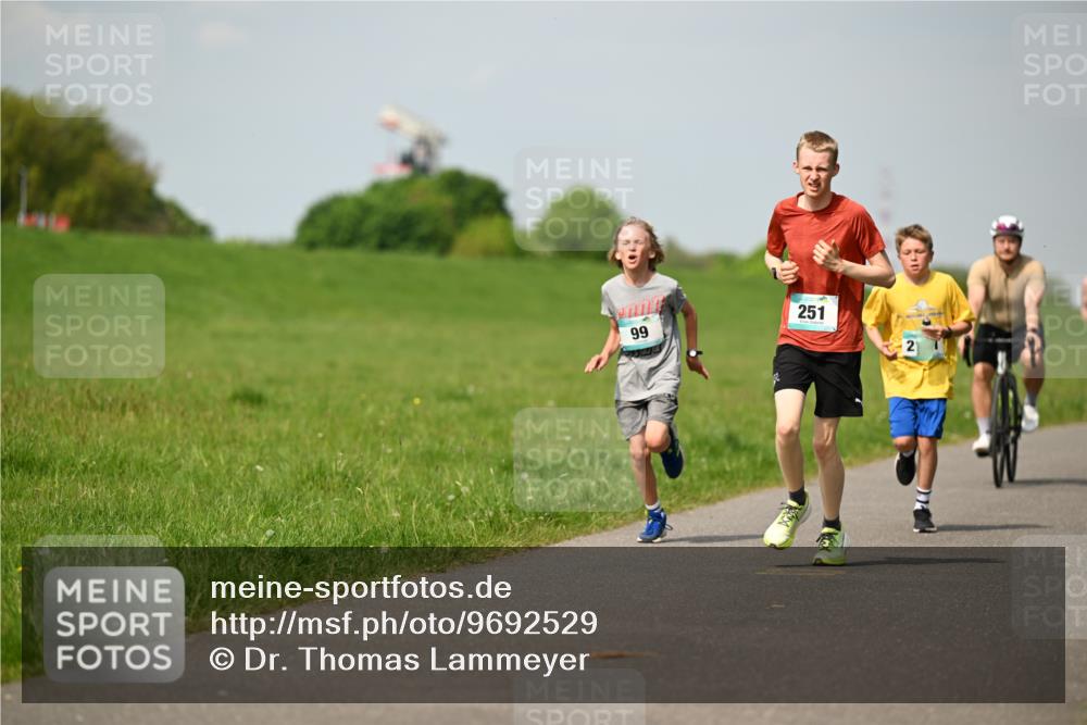 10.05.2026 - 8. Wedeler Halbmarathon Dr. Thomas Lammeyer http://msf.ph/oto/9692529 10.05.2026 11:15:55 Laufen 251 meine-sportfotos.de